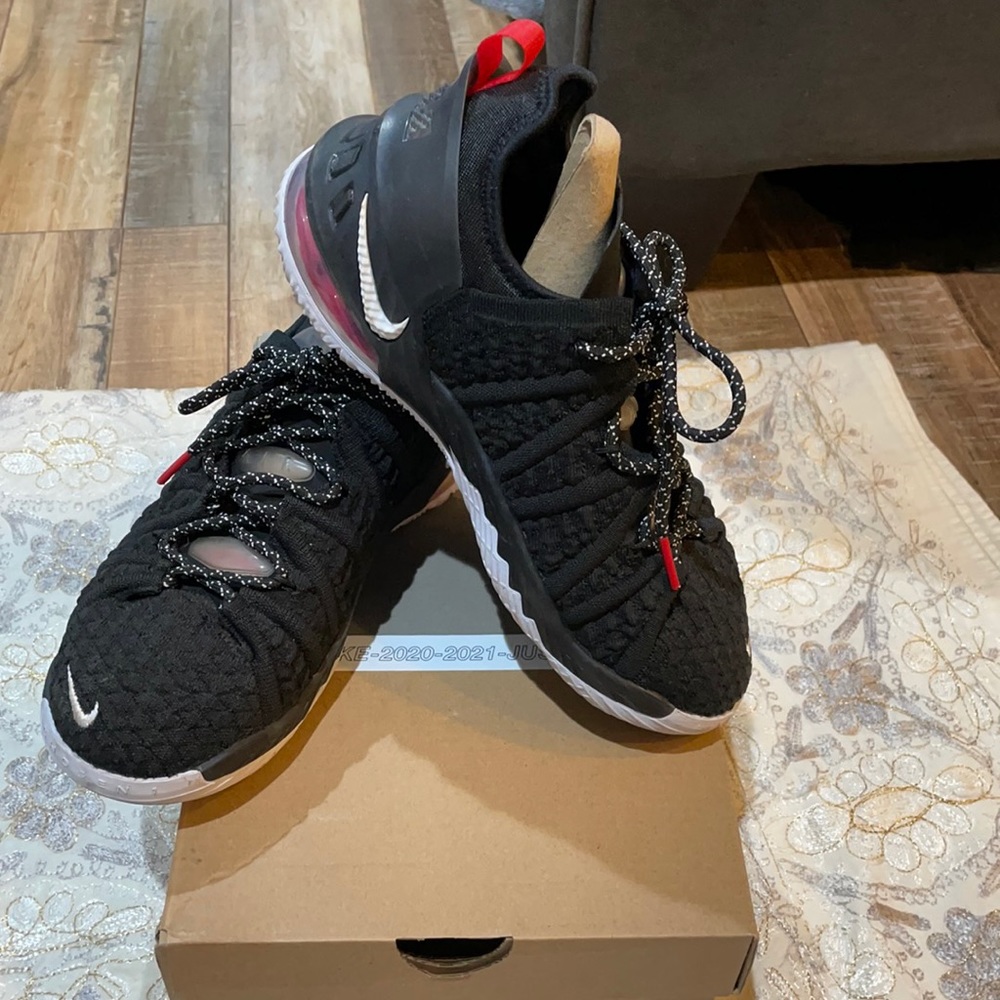 Boys Lebron XVIII (GS) sneakers